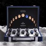 Sotheby’s subastará 11 MoonSwatch Moonshine Gold Suitcases